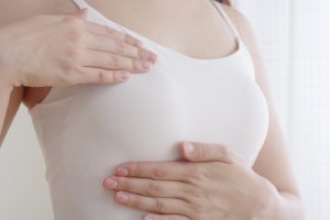 胸に手を当てる女性