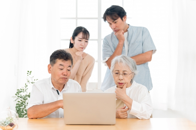 PCの前で考える家族